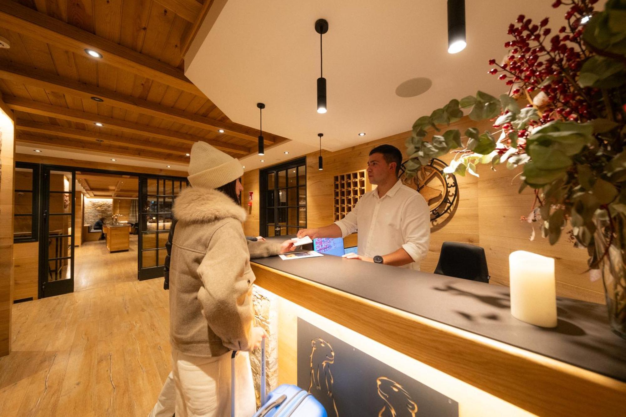 Hotel Petit Lacreu Salardu Ngoại thất bức ảnh