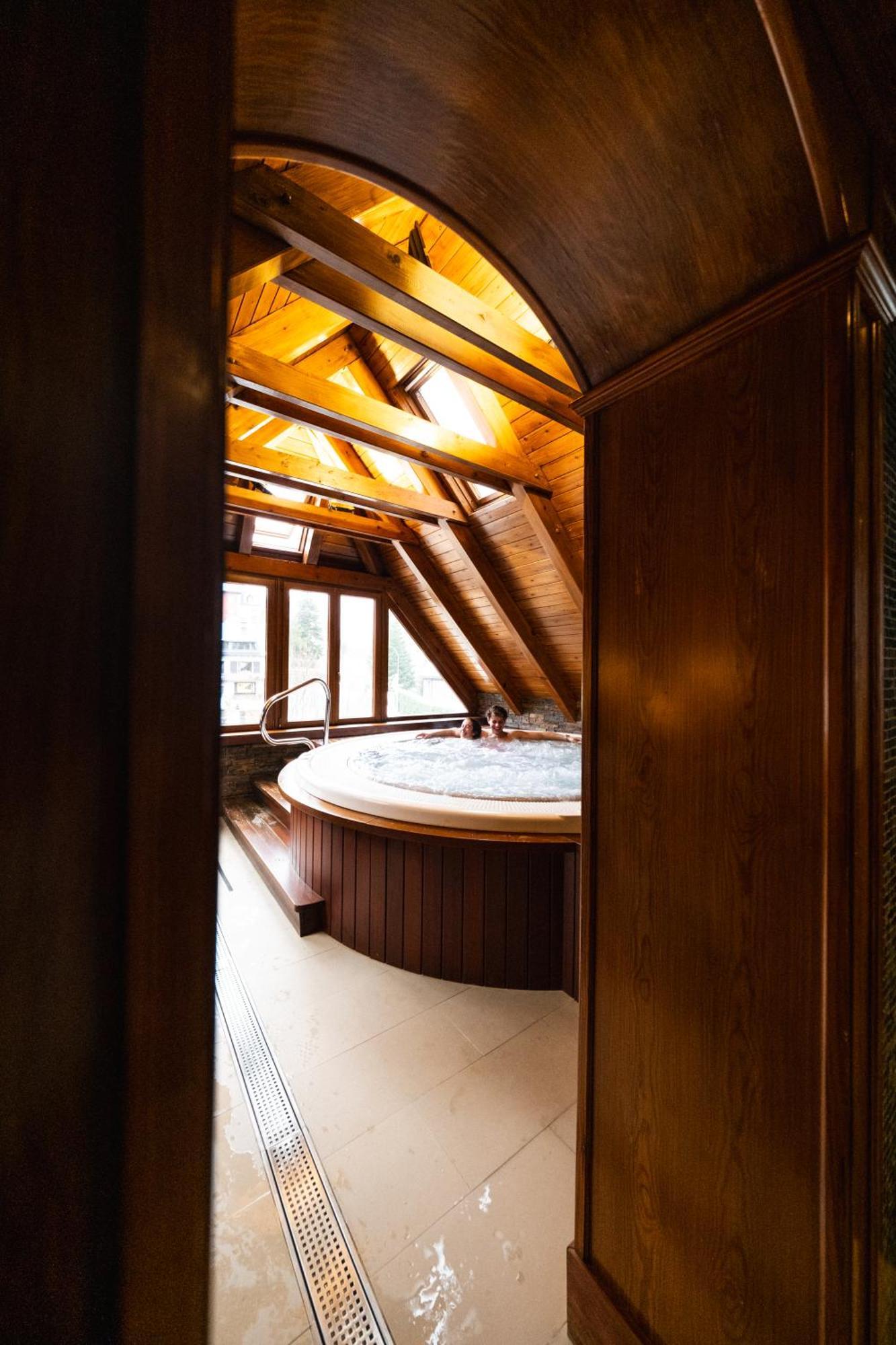 Hotel Petit Lacreu Salardu Ngoại thất bức ảnh