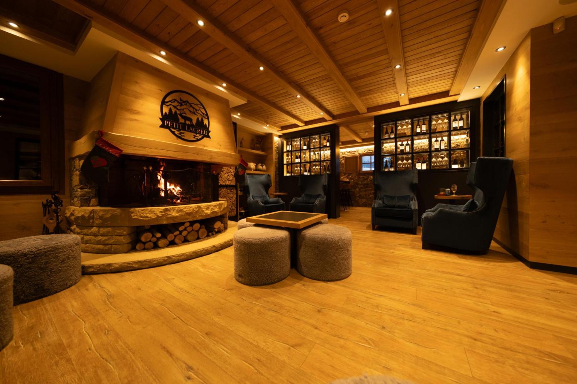 Hotel Petit Lacreu Salardu Ngoại thất bức ảnh