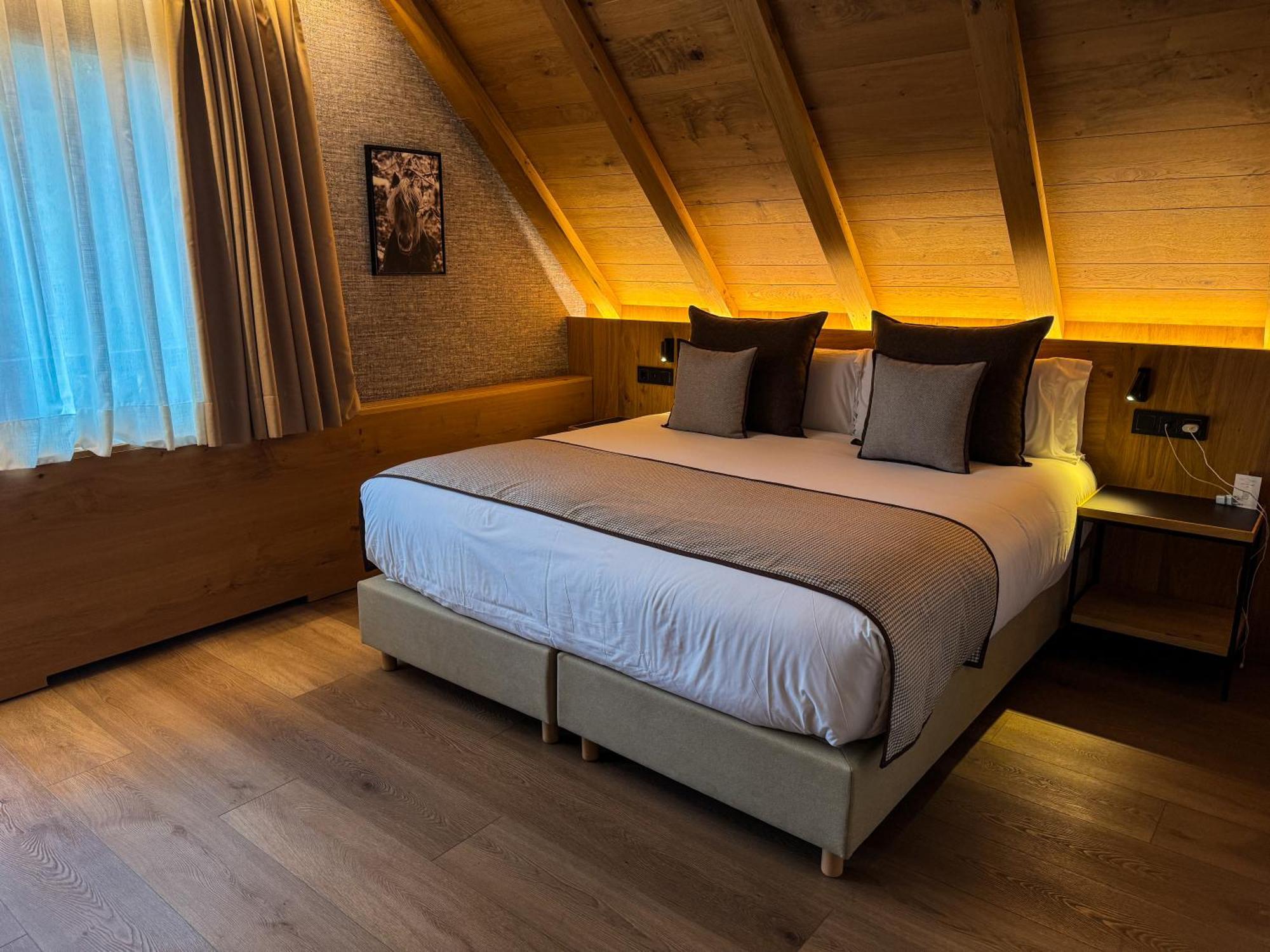 Hotel Petit Lacreu Salardu Ngoại thất bức ảnh
