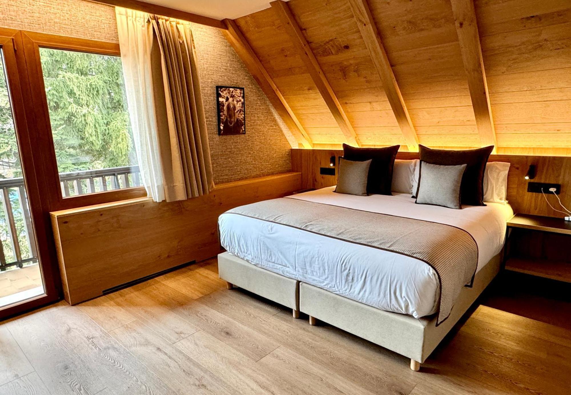 Hotel Petit Lacreu Salardu Ngoại thất bức ảnh