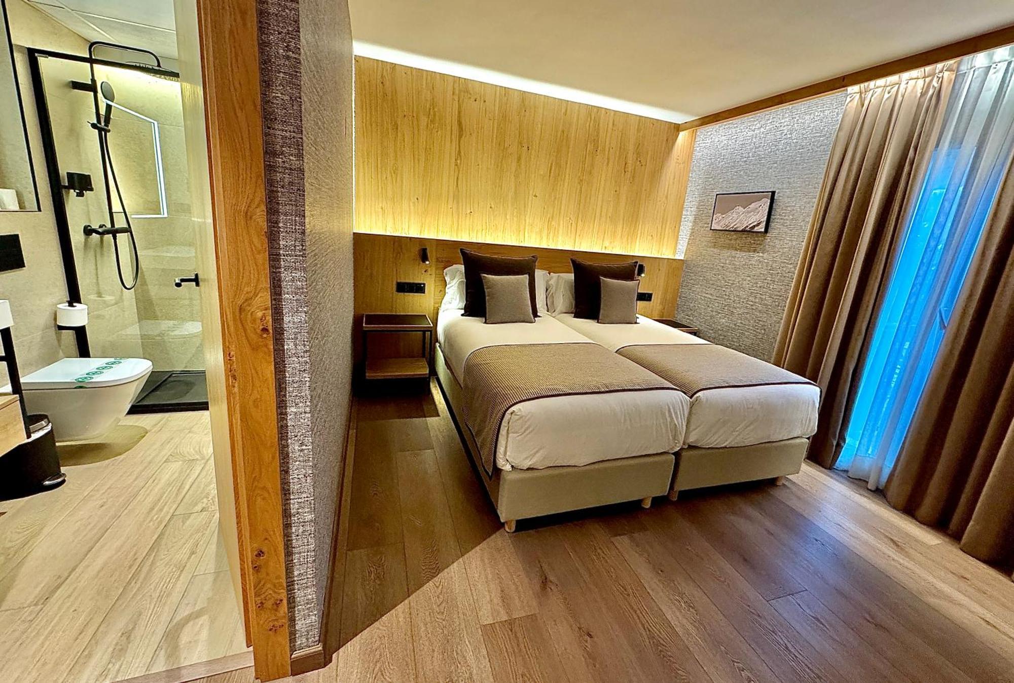 Hotel Petit Lacreu Salardu Ngoại thất bức ảnh